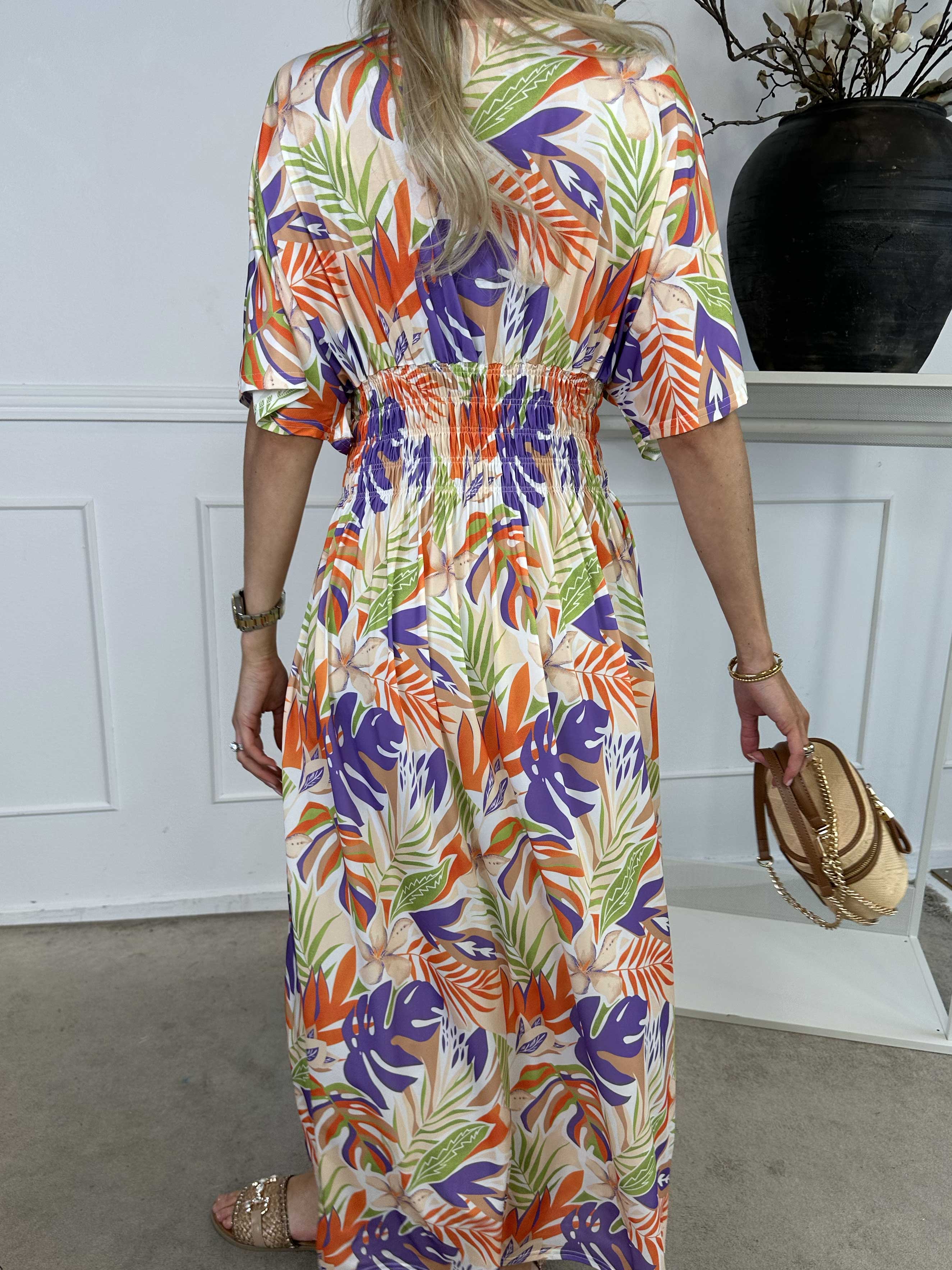 Pams Leaves - Lang elastisk kjole med bladmotiver og smock i livet